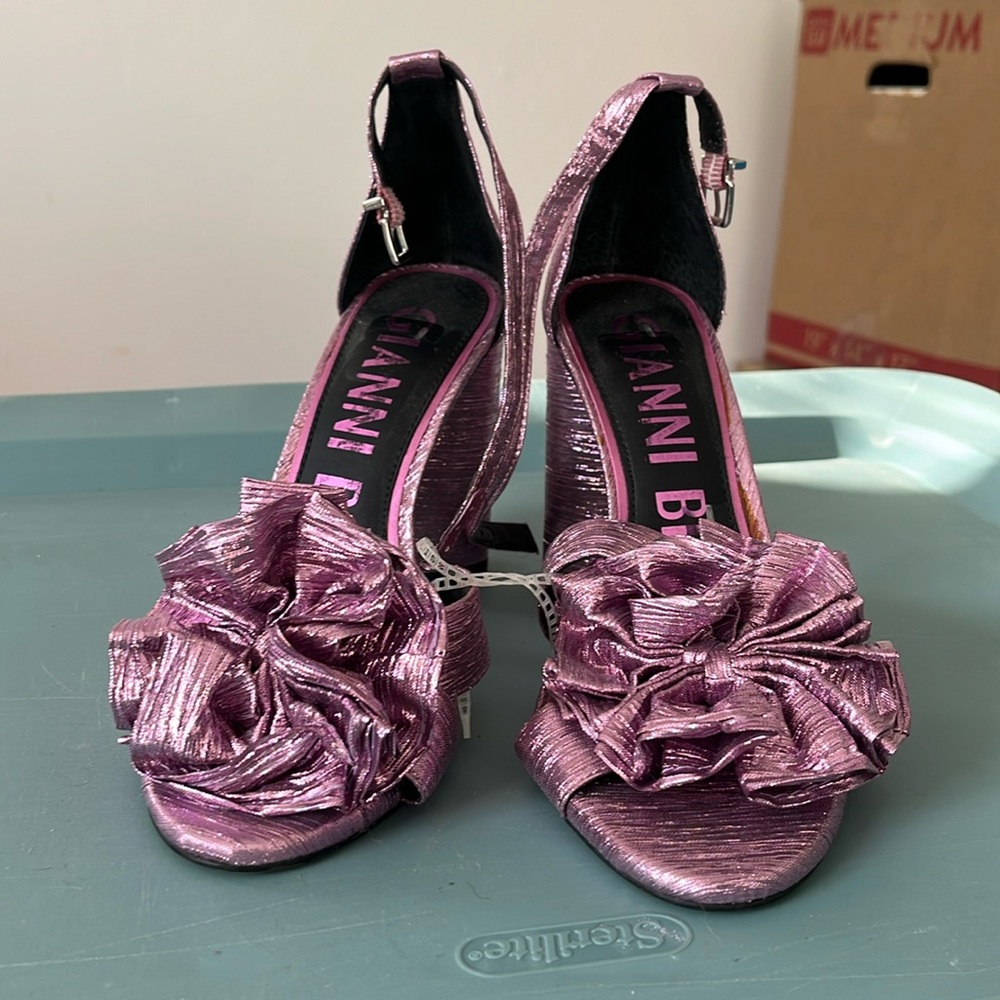 BRAND NEW Gianni Bini lavender metallic heels